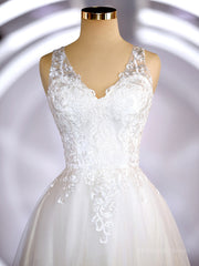 A-Line/Princess V-neck Court Train Tulle Wedding Dresses with Appliques Lace