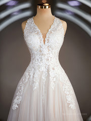 A-Line/Princess V-neck Court Train Tulle Wedding Dresses with Appliques Lace